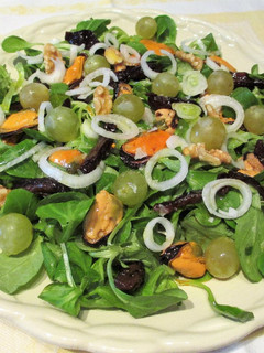 Una foto de Ensalada otoñal de canónigos con mejillones, uvas moscatel frescas y ciruelas pasas