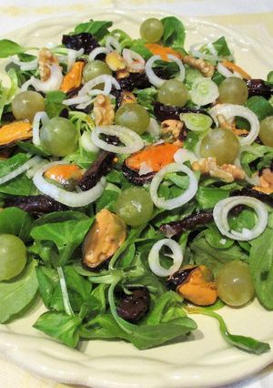 Una foto de Ensalada otoñal de canónigos con mejillones, uvas moscatel frescas y ciruelas pasas