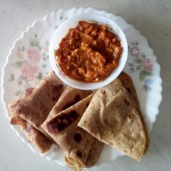 Tomato thokku and chapati A picture of Tomato thokku and chapati.