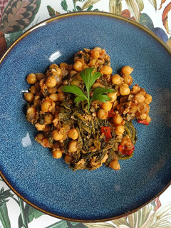 Una foto de Garbanzos con espinacas y soja texturizada