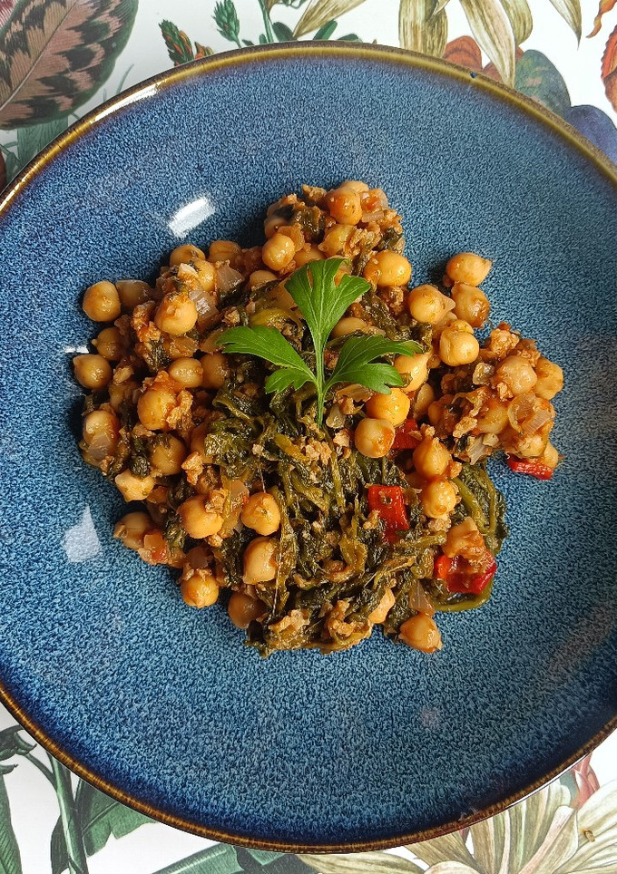 Una foto de Garbanzos con espinacas y soja texturizada