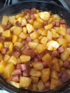 Una foto de Guiso de patatas con salchichas frankfurt