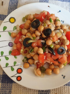 Una foto de Ensalada de garbanzos
