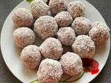 Strawberry-chocolate protein balls