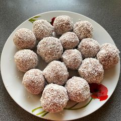 A picture of Strawberry-chocolate protein balls.