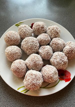 A picture of Strawberry-chocolate protein balls.