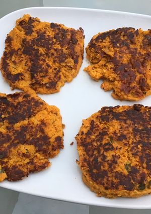 Une photo de Galettes de carottes aux courgettes, herbes et emmental