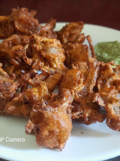 ઓનીયન પકોડા (Onion Pakoda Recipe In Gujarati) રેસીપી મુખ્ય ફોટો