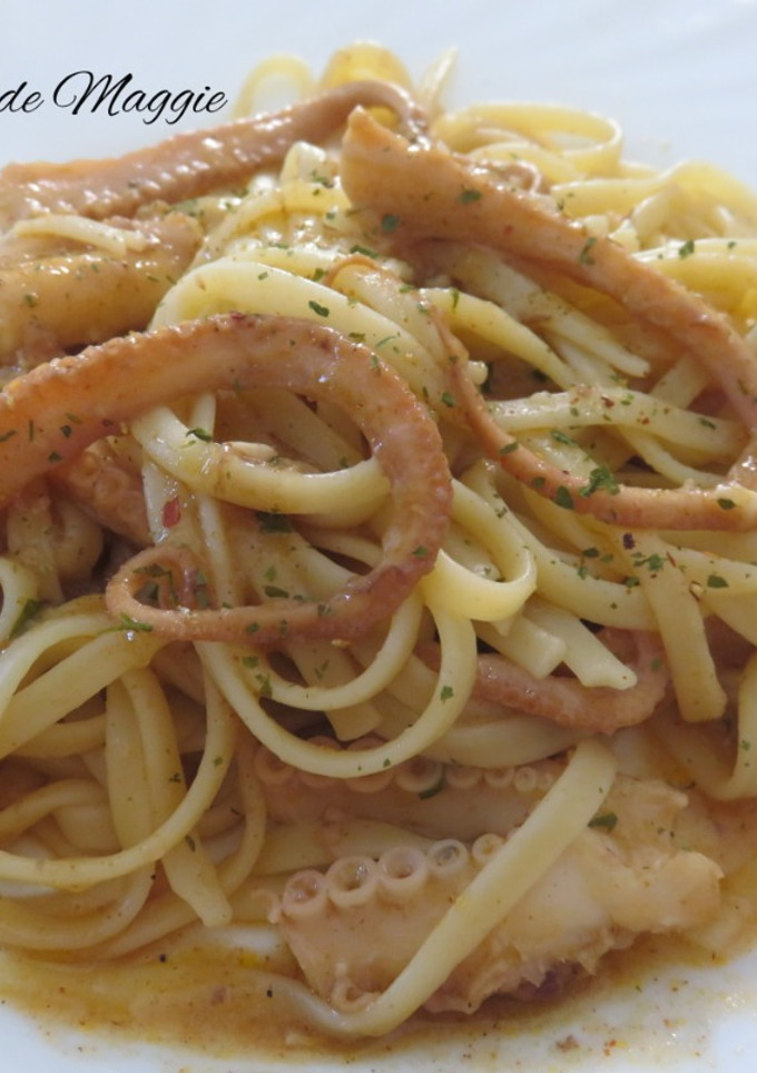 Una foto de Tallarines con pulpo al pimentón