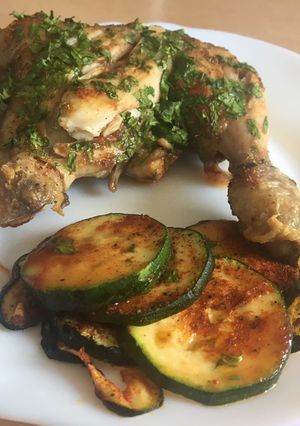 Una foto de Pollo al horno con calabacín