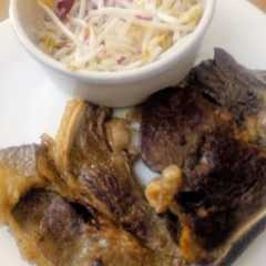 A picture of Bife ancho con ensalada de brotes de soja y pepinos 😋🥗.