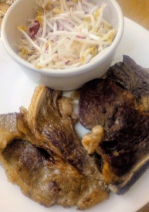 Una foto de Bife ancho con ensalada de brotes de soja y pepinos 😋🥗