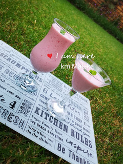 A picture of Strawberry smoothie.