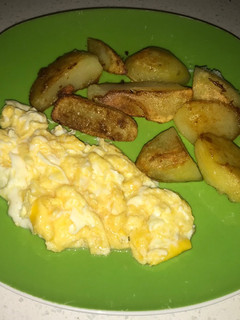 Una foto de Papitas doradas con huevos revueltos