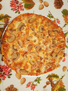 Una foto de Pizza de masa casera con jamón cocido, atún y champiñones