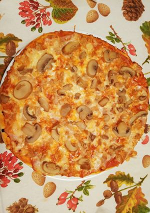 Foto principal de Pizza de masa casera con jamón cocido, atún y champiñones