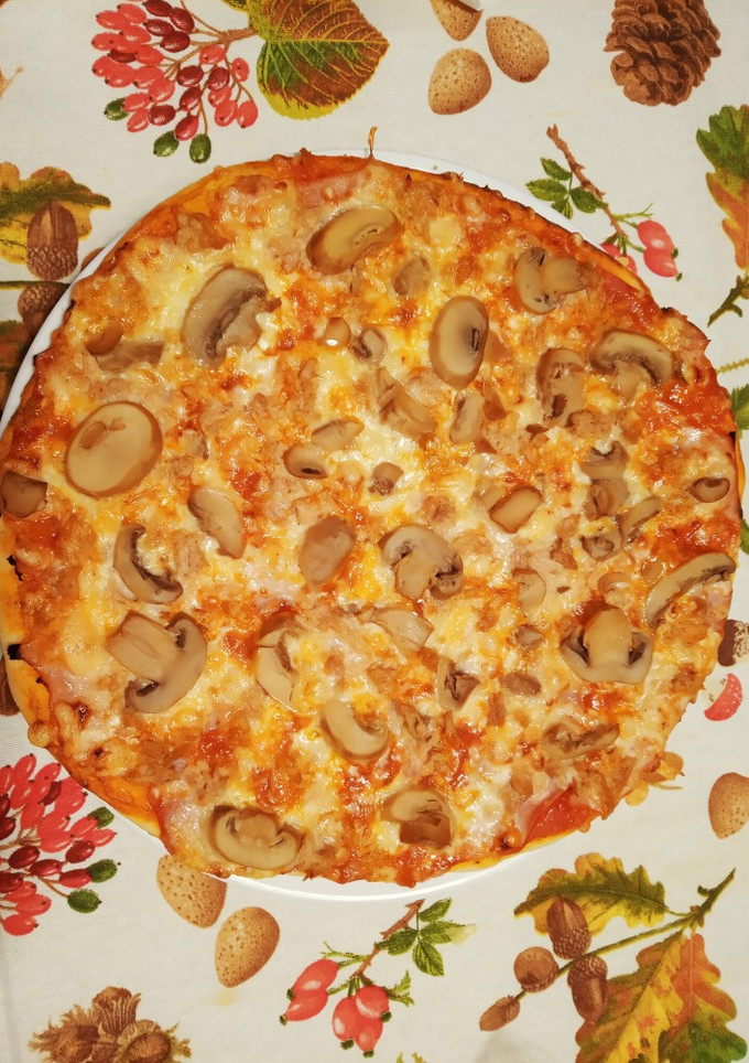 Una foto de Pizza de masa casera con jamón cocido, atún y champiñones