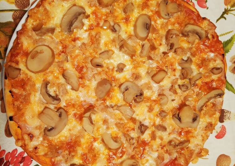Pizza de masa casera con jamón cocido, atún y champiñones