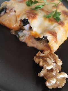 Una foto de Canelones de pollo, espinacas, queso de cabra y nueces 😋