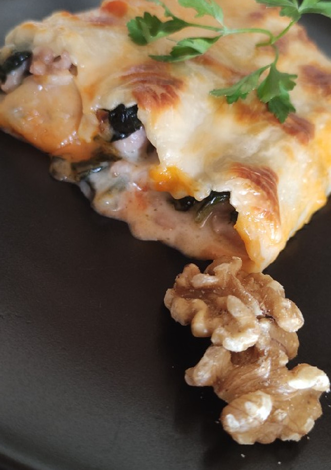 Una foto de Canelones de pollo, espinacas, queso de cabra y nueces 😋