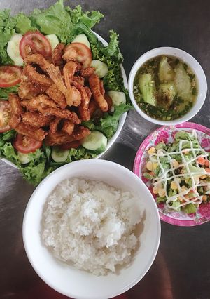 Hình của món Cơm 1 người #3 - Vây cá Hồi chiên muối ớt + Canh mướp + Salad Thập cẩm.
