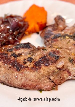 Una foto de Hígado de ternera a la plancha con cebollas caramelizadas