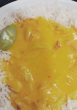 आलू प्याज़ वाली कढ़ी और चावल (Aloo pyaz wali kadhi aur chawal recipe in hindi) रेसिपी मुख्य फोटो