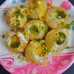A picture of Sev puri dahi puri.