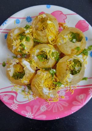 A picture of Sev puri dahi puri.