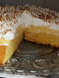 Una foto de Bizcocho de crema de limón 🍋 y merengue