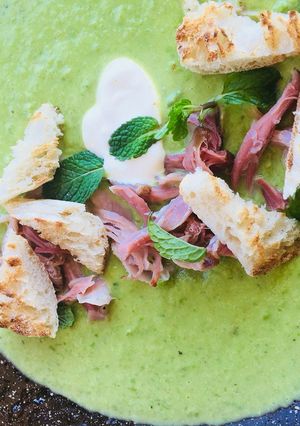 A picture of Pea & ham soup.