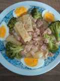 Ensalada de macarrones, brócoli, atún y huevo