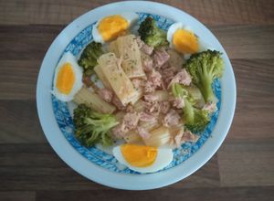 Foto principal de Ensalada de macarrones, brócoli, atún y huevo