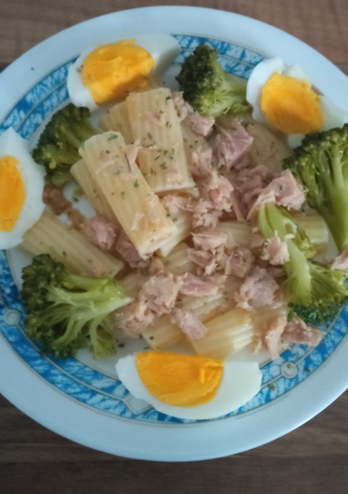 Una foto de Ensalada de macarrones, brócoli, atún y huevo