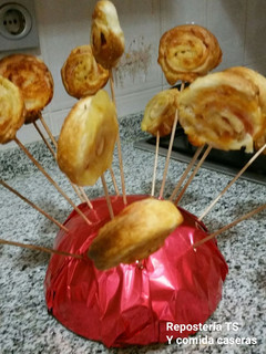 Una foto de Piruletas de hojaldre con jamón york y queso