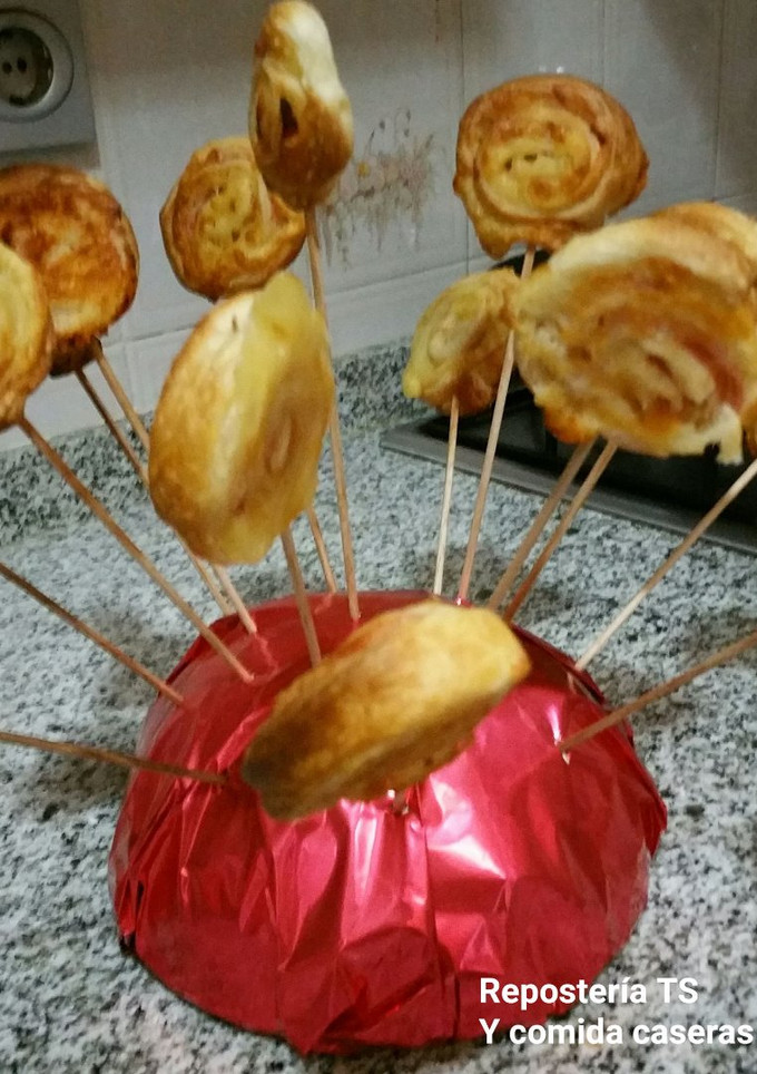 Una foto de Piruletas de hojaldre con jamón york y queso