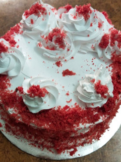 रेड वेलवेट केक (red velvet cake recipe in Hindi) रेसिपी मुख्य फोटो