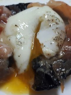 Una foto de Champiñón relleno de jamón y sombrero huevo pochado