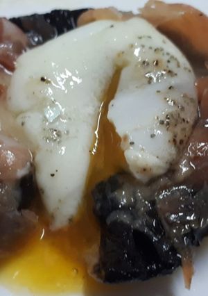 Una foto de Champiñón relleno de jamón y sombrero huevo pochado