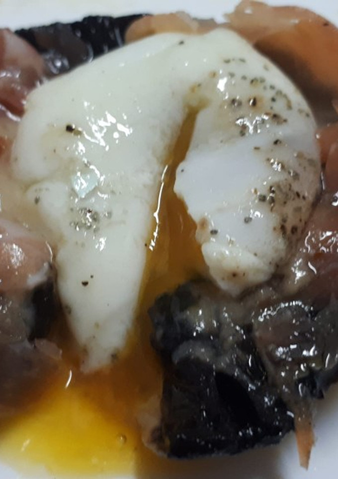 Una foto de Champiñón relleno de jamón y sombrero huevo pochado