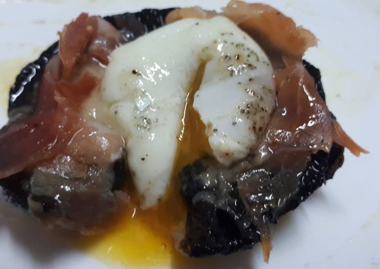 Champiñón relleno de jamón y sombrero huevo pochado