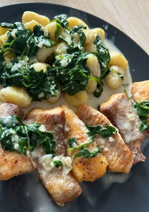 Afrikai harcsafilé gnocchival, bébispenótos mártással 🌱🐟 recept fotója