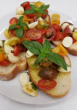 O poză a rețetei Bruschete caprese.