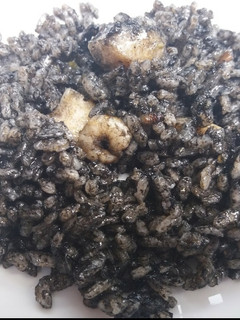 Una foto de Arroz negro🦐🦑🐙🥂😋
