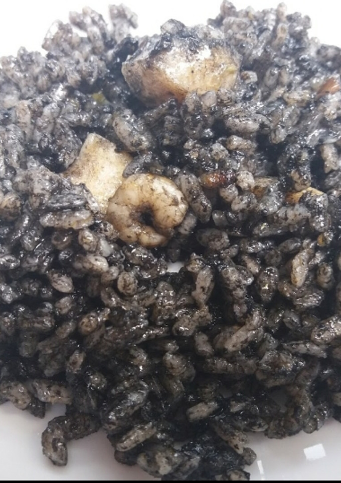 Una foto de Arroz negro🦐🦑🐙🥂😋