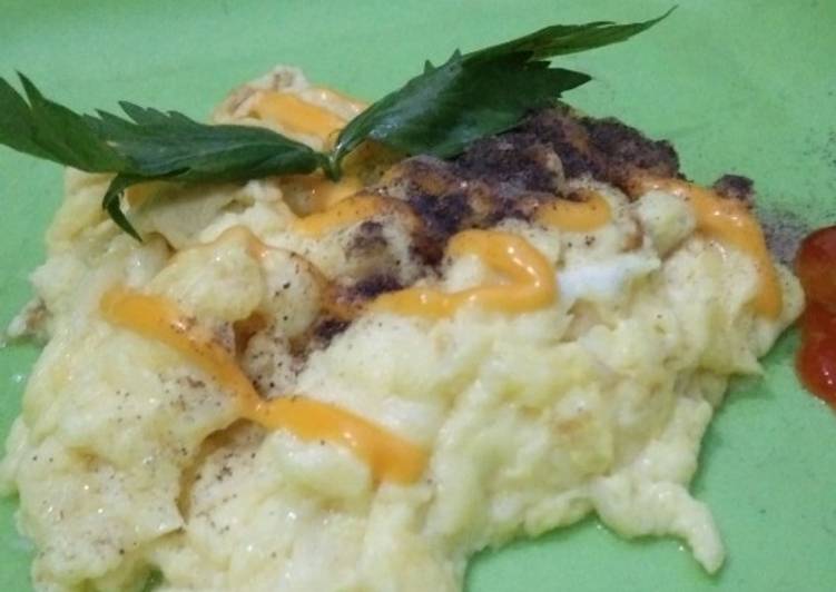 makanan Scramble egg mudah pol yang Enak