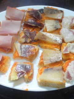 Foto principal de Cuadraditos de pan de molde con embutidos
