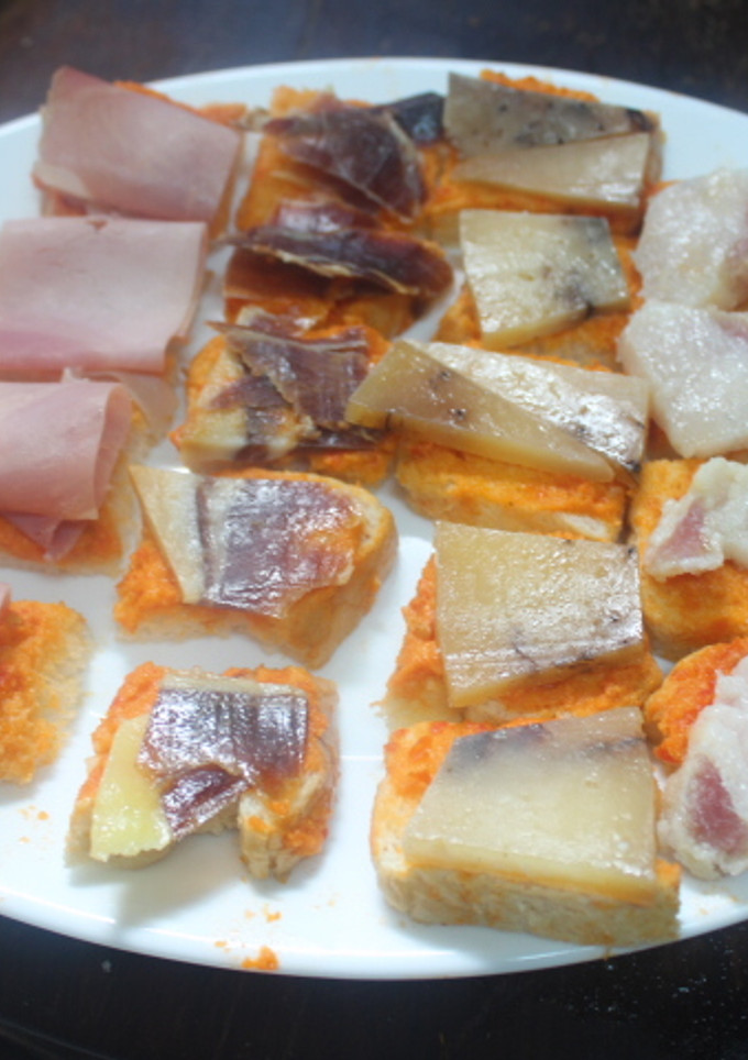 Una foto de Cuadraditos de pan de molde con embutidos