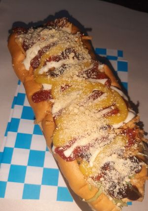 Una foto de Perros calientes ricos y sencillos