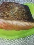 Salmón sobre lecho de crema de guisantes